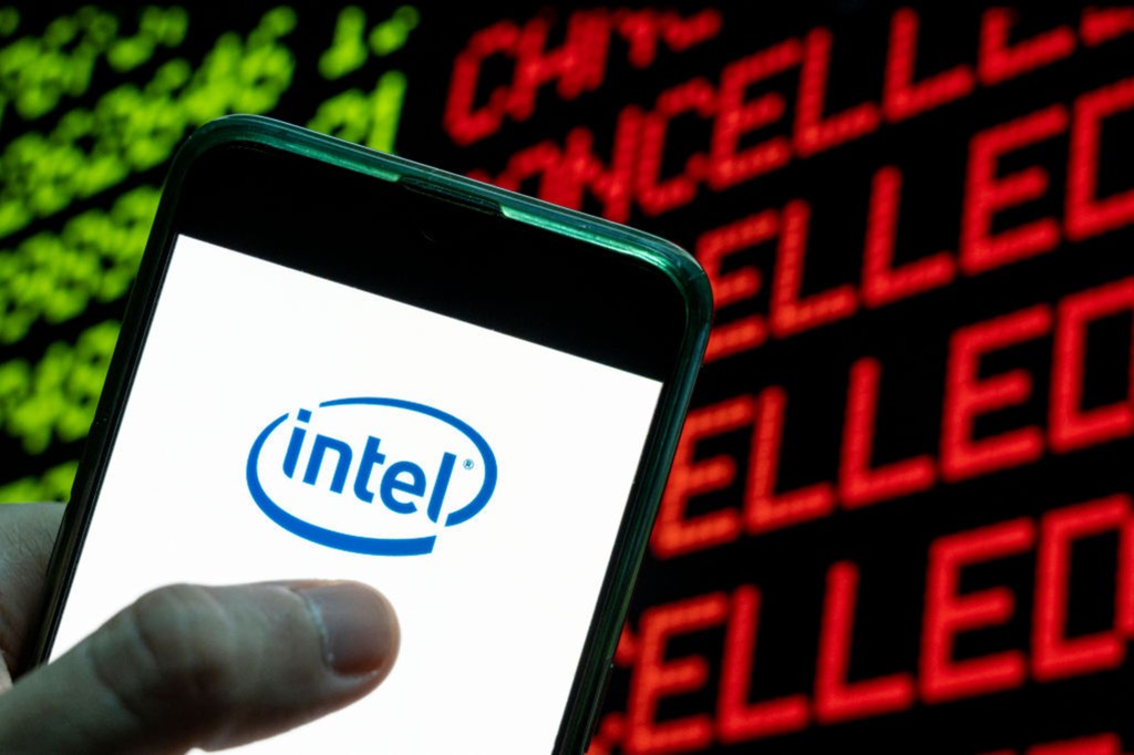 CHINA - 2021/04/24: In this photo illustration the American multinational corporation and microprocessor technology company, Intel logo is seen on an Android mobile device with the word cancelled on a computer screen. (Photo Illustration by Budrul Chukrut/SOPA Images/LightRocket via Getty Images)