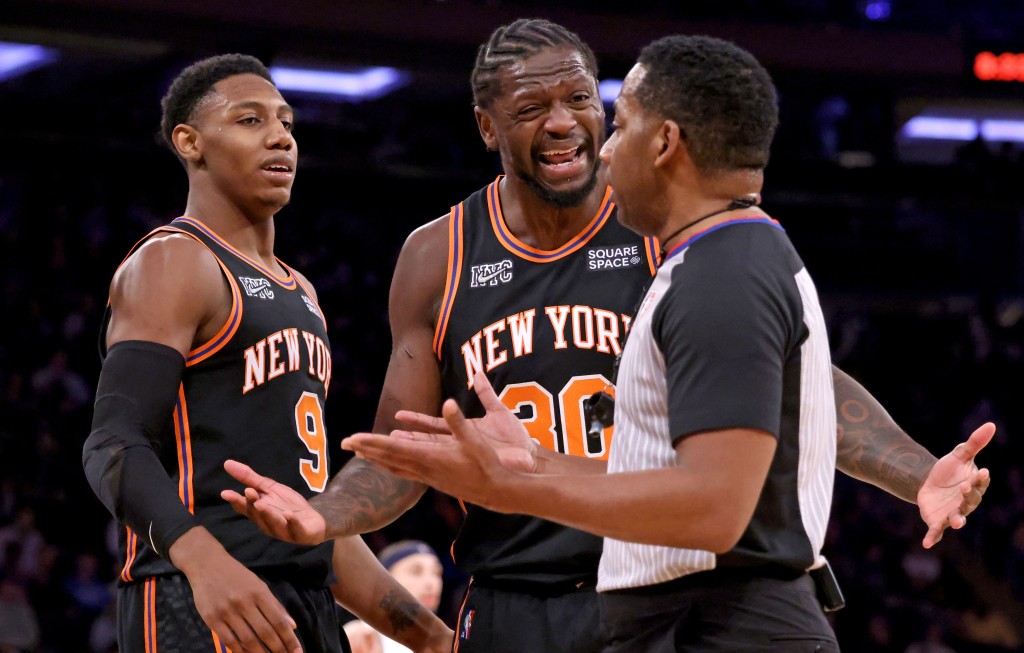 Julius Randle argues with an official during the Knicks' loss to the Pelicans as RJ Barrett looks on.